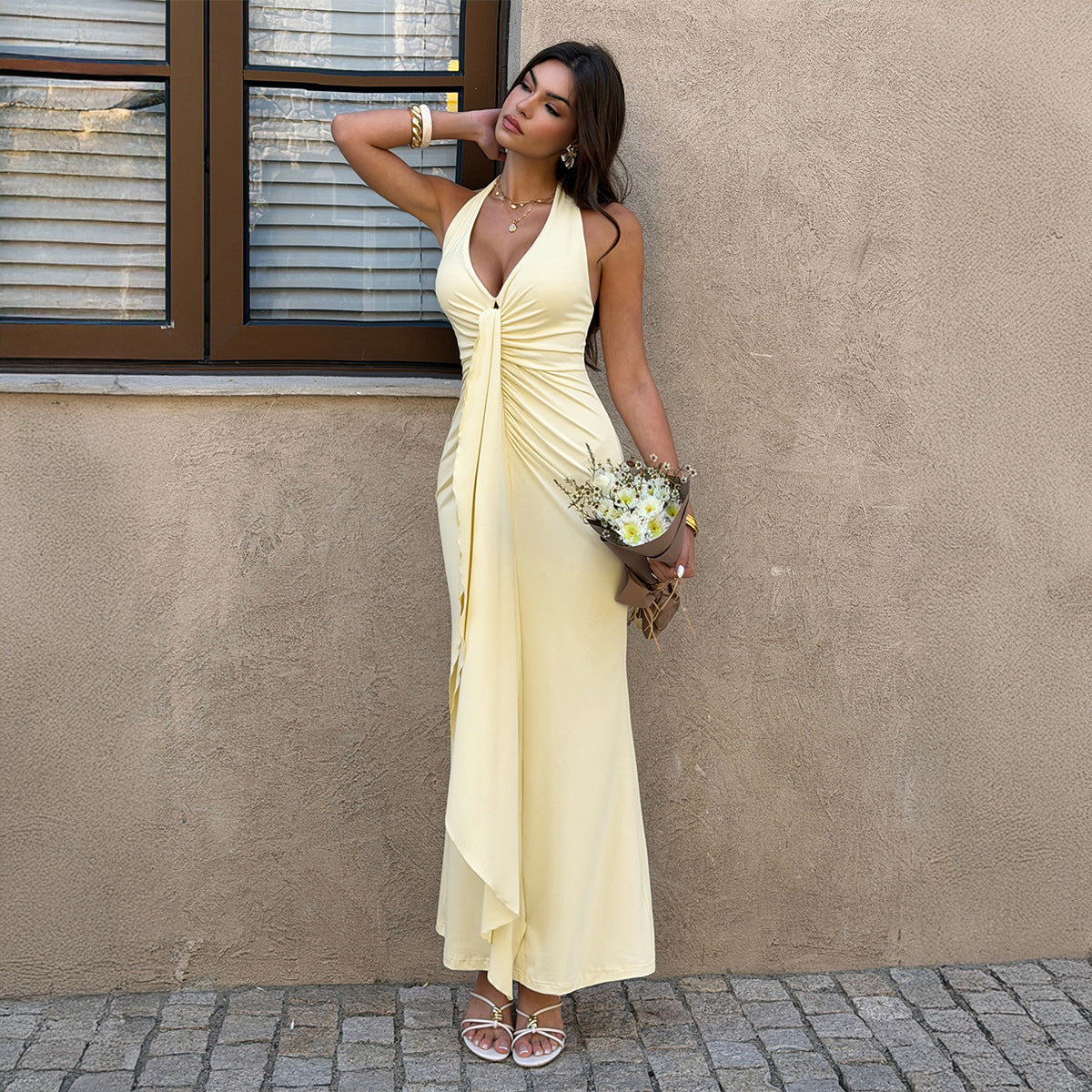 Detalle de la lazada en la cintura del vestido midi amarillo