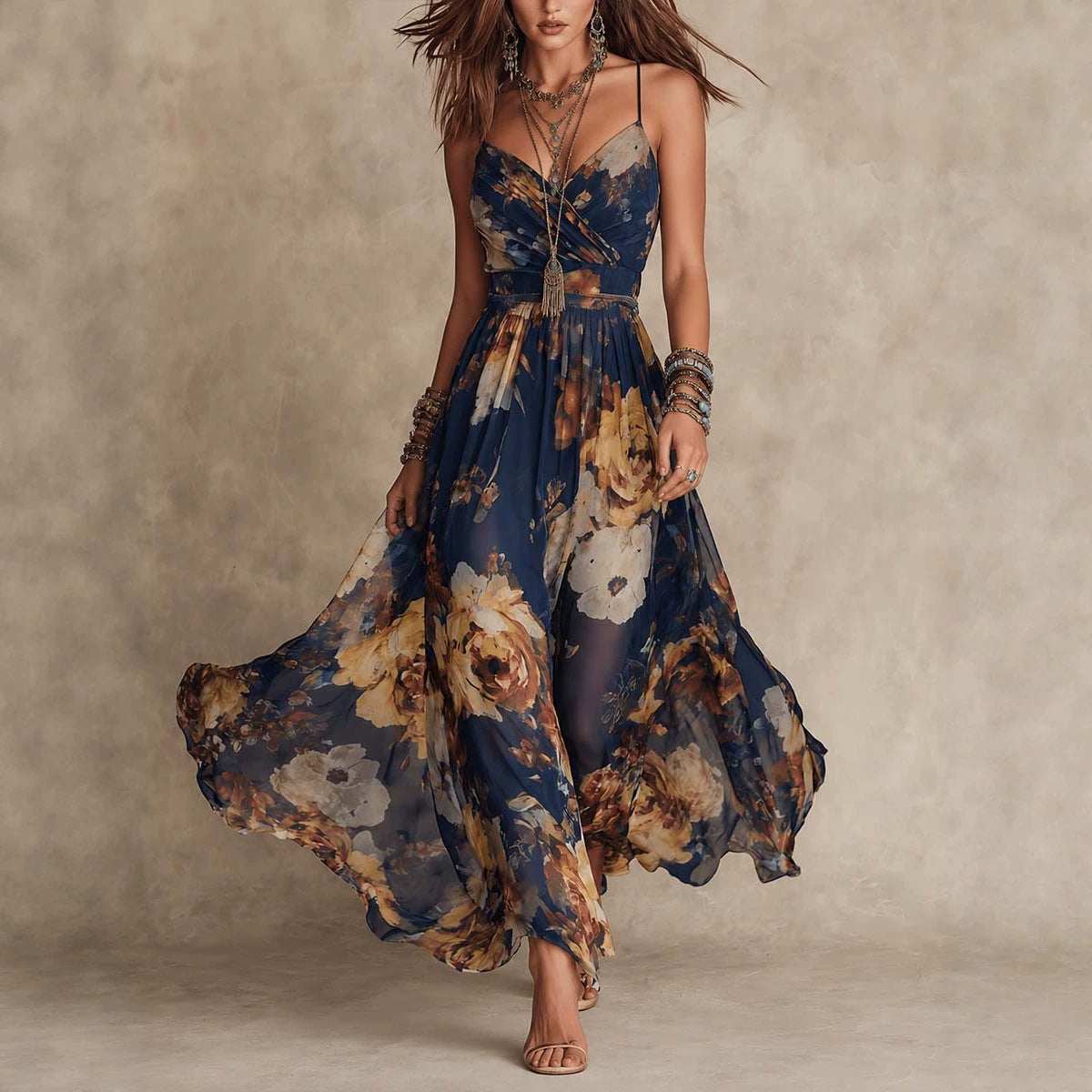 Mujer con vestido largo de gasa con escote en V de Nuvara, look de invitada