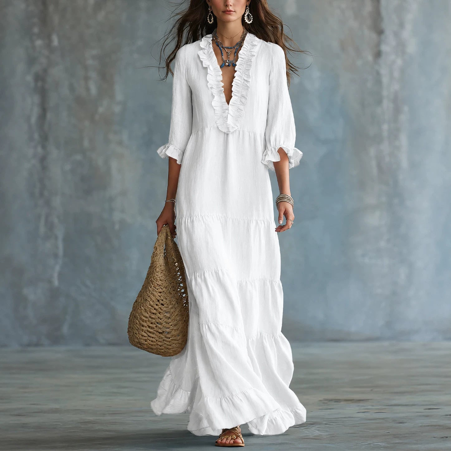 Vestido largo escote en V con bajo de volantes Nuvara en blanco