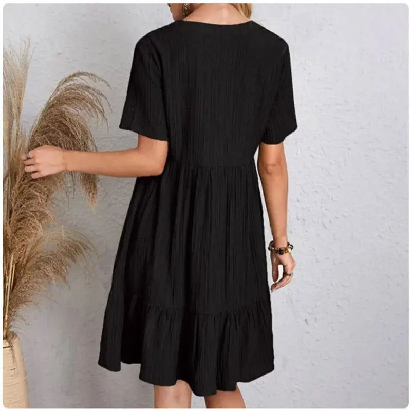 Vestido de volantes con escote en V Nuvara, detalle de tejido