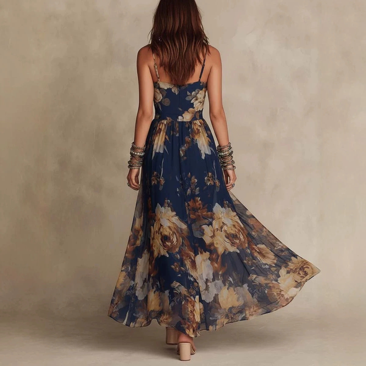 Detalle del escote en V y la cintura ceñida del vestido de gasa Coral