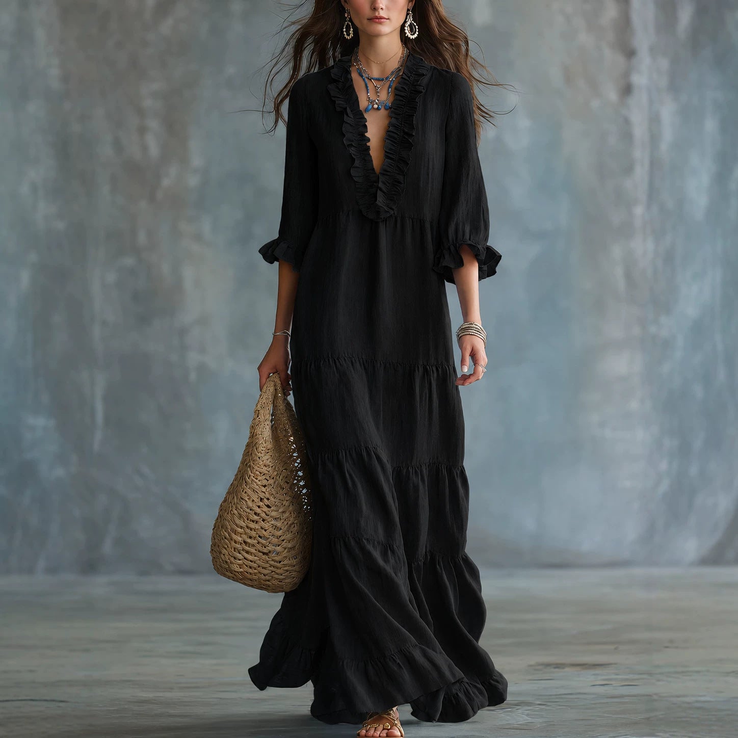 Vestido largo escote en V con bajo de volantes Nuvara en negro