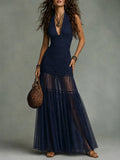 Look de boda de noche con vestido plisado de malla azul marino