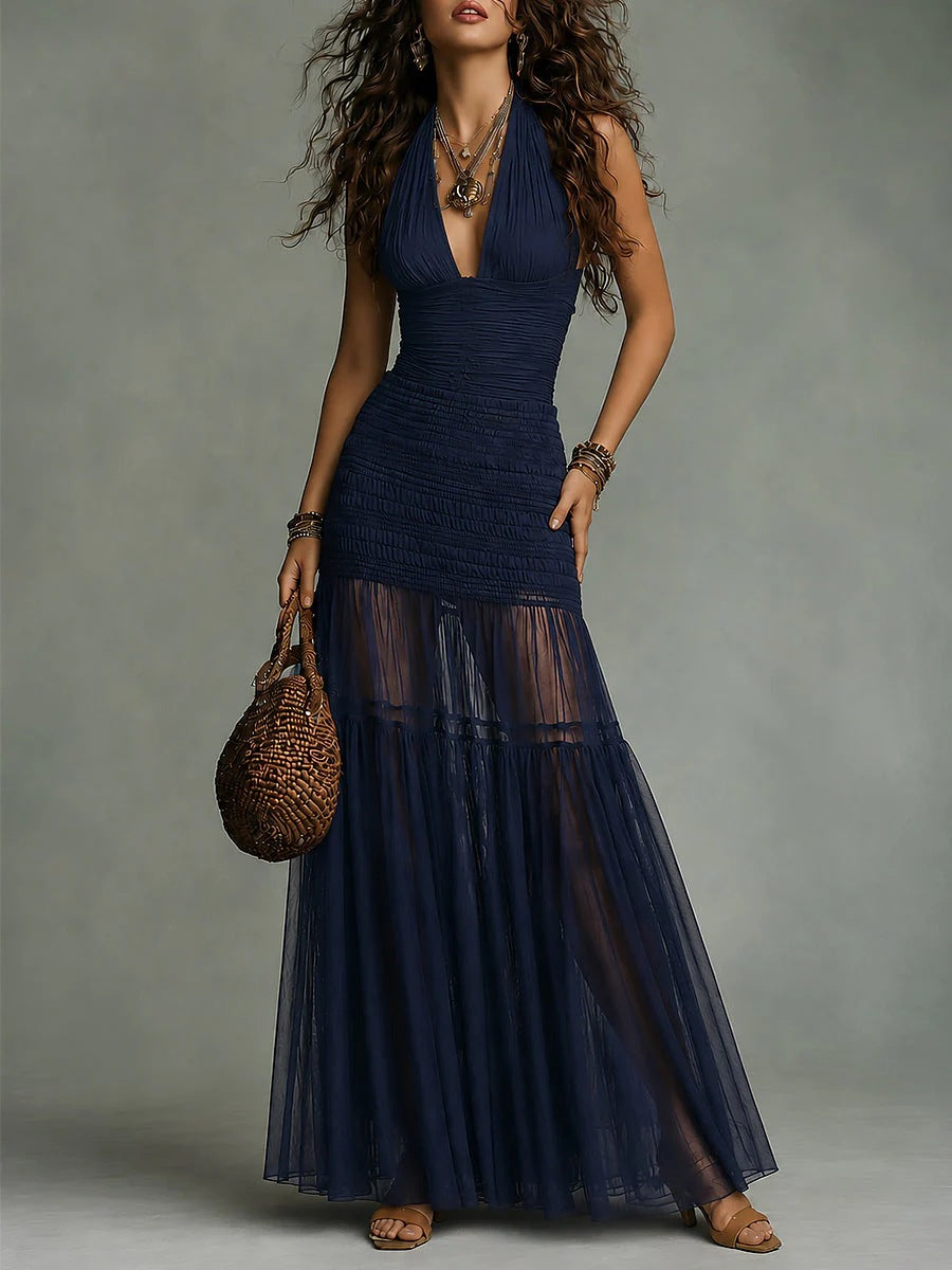 Look de boda de noche con vestido plisado de malla azul marino
