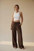 Nilo · Pantalón Palazzo de Tiro Alto — Marrón — editorial