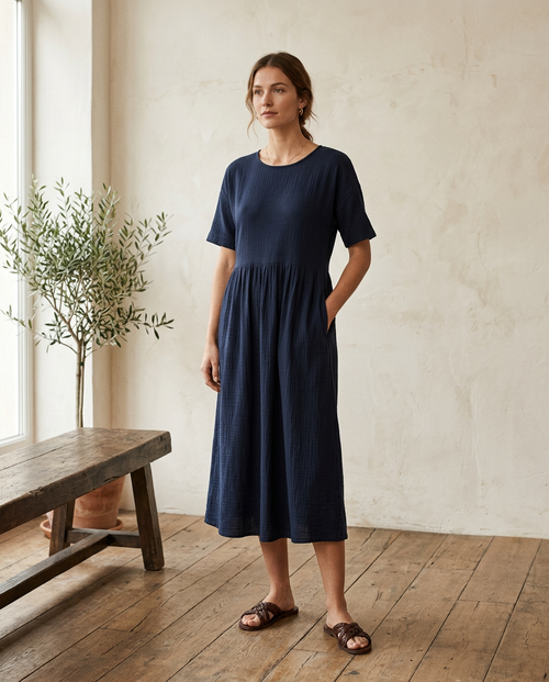 Vestido midi Alba en azul marino, corte imperio con manga corta caída