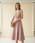 Vestido midi cruzado Camelia en rosa empolvado, vista frontal