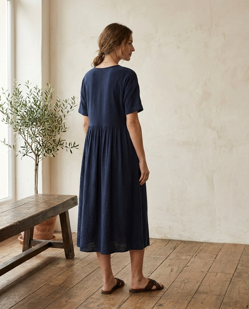 Vestido midi Alba, vista trasera con la falda fruncida desde la costura bajo el pecho