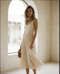 Vestido midi plisado Vega en crudo, cuerpo entallado y falda con vuelo