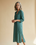 Vestido midi estampado Sena en verde azulado, manga tres cuartos y abertura lateral