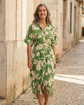 Vestido camisero midi Flora con estampado floral verde hierba y crema
