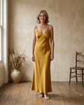 Vestido largo de satén Solera en mostaza, corte al bies con tirantes finos